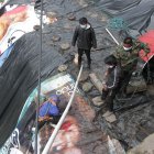 Los más jóvenes bajan a la pendiente para colocar las lonas y plásticos.