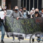 Colombianos protestan por nuevas reformas tributarias.