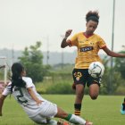 La jugadora de Barcelona, Celeste Caicedo (55), disputa el balón.