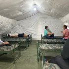 Los familiares de los pacientes con coronavirus en el centro de salud ya tienen dónde 'ruquear', lo hacen en carpas climatizadas.