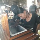 Los deudos pusieron una camiseta de Barcelona sobre el ataúd de Mariana Castro.