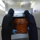 El tiempo de cremación de un cuerpo es de dos horas con treinta minutos.