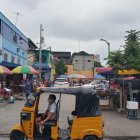 Los comerciantes incluso llegan a generar congestionamientos en las vías.