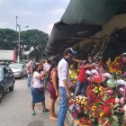 Se observaron largas filas de compradores a pie y en auto en la plaza de las flores.