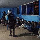 Los guambras estaban aglomerados en un espacio reducido.