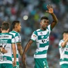 Félix Torres actualmente milita en el Santos Laguna de México.