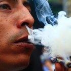 Un activista del Movimiento Cannábico Mexicano fuma hoy, en el día mundial por la liberación de la marihuana, en Ciudad de México.