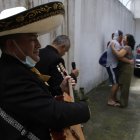 En Quito, familias festejaron a sus madres con mariachis.