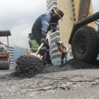 La gravilla que se coloca debe estar a 140 grados para que se adhiera al asfalto.