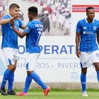 El delantero venezolano Edder Farías (i) fue el verdugo del Ponchito al marcarle tres goles.