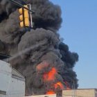 Las llamas y el humos se ven a cuadras de distancia.