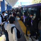 Los usuarios se desesperaban para conseguir un vehículo que los traslade a sus destinos.