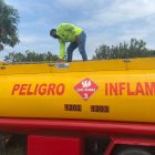 Un agente policial revisa el tanquero cargado de combustible.