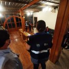 La Policía desalojó a personas que consumían alcohol en un bar de Galápagos durante el toque de queda.