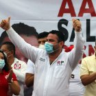 El polémico mitin fue incluso presenciado por niños.