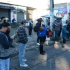 Las personas estaban preocupadas porque no había buses. Muchos paraban taxis y busetas en plena calle.