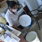 Los moradores recogen agua en baldes para solventar el consumo del líquido vital para alimentación.