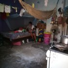 La abuela del pequeño tiene que atenderlo, pues los padres viven inmersos en el mundo de las drogas.