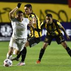 Mario Pineida vio la tarjeta amarilla a los 20 segundos de juego.