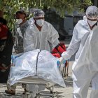 Personas lamentan la muerte de un familiar a causa del covid-19, en unhospital en Ahmedabad, India.