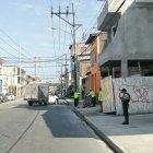 Agentes de la Policía acordonaron el área para buscar indicios.
