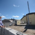 Los vecinos de los conjuntos se trepan a sus terrazas para observar que no haya actividad en el crematorio.