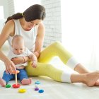 Ir descalzos con frecuencia permite que los pies crezcan de forma saludable, lo que repercutirá favorablemente en la estabilidad.