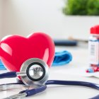 Una vez diagnosticado de hipertensión, es importante realizar revisiones médicas anuales y cumplir las indicaciones que prescribe el profesional.