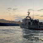 Personal del Ministerio de Salud se acercó al buque para tomar pruebas a los tripulantes.