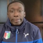 El joven africano se burla de la cantidad de trucos absurdos que aparecen en la red social.