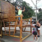 Los primeros turistas que posaron ante la silla gigante elaborada con cañas guaduas.