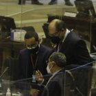 Kronfle (der.) dialoga con otros legisladores en esta tensa jornada en la Asamblea.