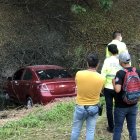 Tras los disparos a las víctimas, el carro sin control se salió de la vía y fue a parar a un canal.
