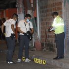 Tras ser herido, el perjudicado corrió hacia un árbol, del que se agarró antes de desplomarse.