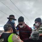 Primero detuvieron a un sospechoso de robo y luego a dos más: otro hombre y una mujer.