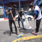 Los panas trabajando para buscarse el sustento diario.