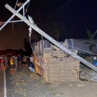 La volqueta quedó con las llantas hacia arriba.