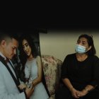 Kathy Muñoz, madre de Lisbeth, observa la foto de la boda de su hija Lisbeth y Luis Hermida.