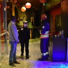 En un restaurante, supuestamente, se realizaba una fiesta.