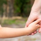 Referencial. Papá encuentra a su hija en su propia casa.