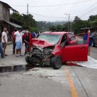 Tres de los ocupantes que viajaban en este auto murieron por el impacto.