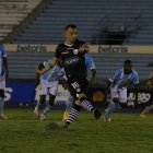 Damián Díaz convirtió el penal sancionado por el juez Roberto Sánchez (d), que determinó el triunfo de los toreros sobre 9 de Octubre.