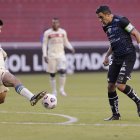 El Independiente del Valle apunta a un triunfo en su visita al Universitario de Perú.