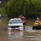 Hubo caída de árboles y rocas por el desbordamiento del río Cuenca que sufrió la capital de Azuay.