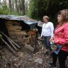 Los vecinos mostraron las casuchas que han construido los ocupantes del bosque.