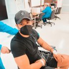 El actor acudió al hospital en compañía de su esposa Dayanara.