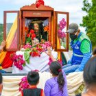 Varios creyentes anhelan que el santo escuche sus ruegos.