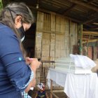 Con sábana blanca cubrieron la mesa donde colocaron el cofre de la menor de edad.