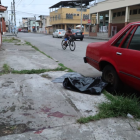 La víctima se encontraba junto a un vehículo en el momento en que fue atacado por motorizados