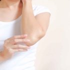 Frotar un algodón con leche y enjuagar, ayudará a reducir la resequedad.